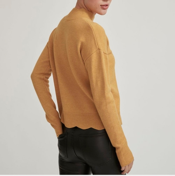 Soft Spongy Knit Sweater With Scalloped Edges - Picture 7 of 8